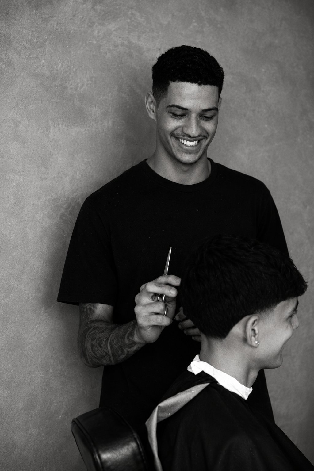 Barbeiro da Scapussine Barber cortando cabelo